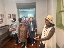 LINE_ALBUM_ดูงาน จ_แพร่_260316_13.jpg - โครงการส่งเสริมกิจกรรมผู้สูงอายุ ประจำปี 2569 กิจกรรมการศึกษาดูงานเพื่อพัฒนาคุณภาพชีวิตให้กับผู้สูงอายุ เทศบาลตำบลสันป่าตอง ณ วิสาหกิจชุมชนหม้อห้อมทุ่งเจริญย้อมสีธรรมชาติ อำเภอเมืองแพร่ จังหวัดแพร่ | https://www.sanpatong.go.th